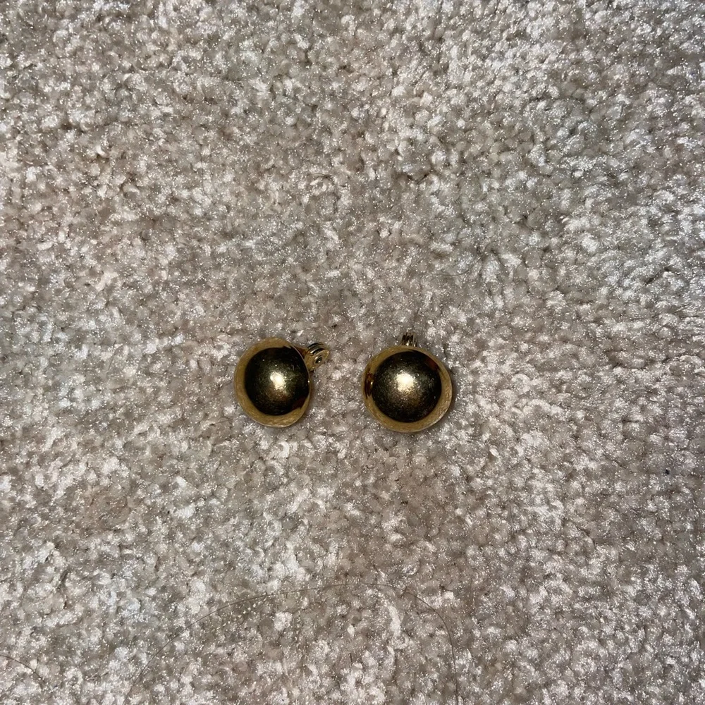 Vintage 50’s Gold Round Stud Clip-on Earrings - Picture 6 of 7
